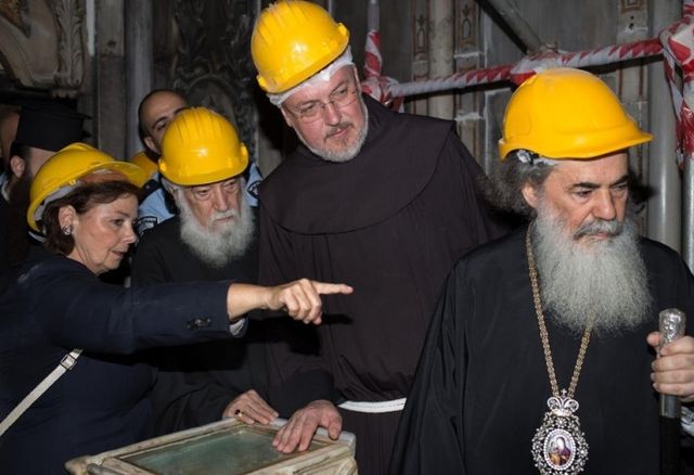 У мережі показали нові знімки розкриття труни Господа 
 - фото 115121