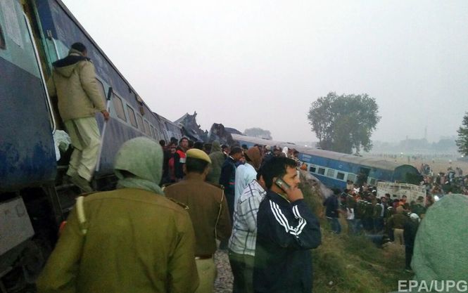 В Індії трапилась залізнична аварія: понад півсотні загиблих