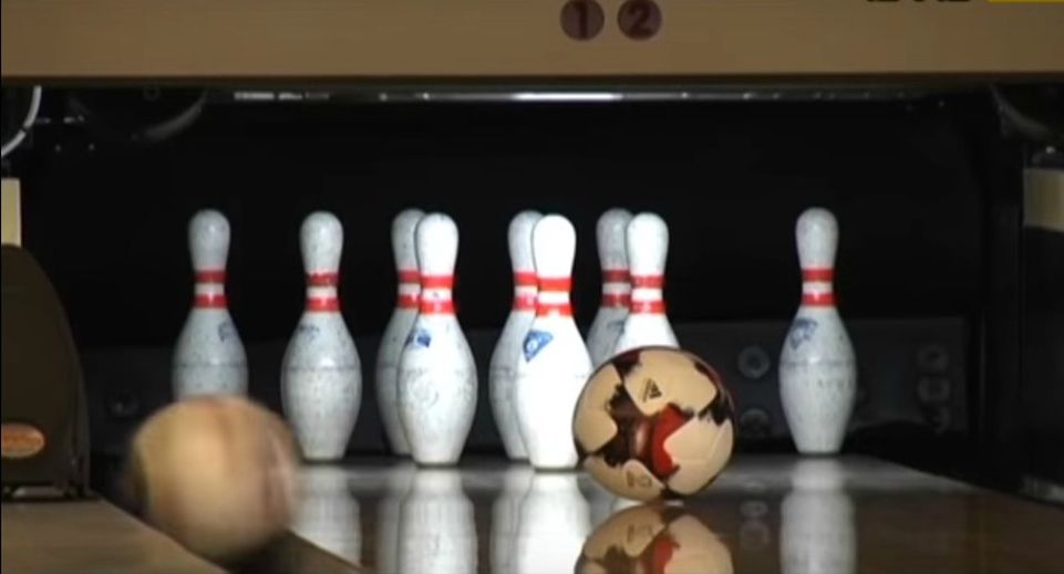 Як українська збірна зіграла у боулінг футбольним м'ячем