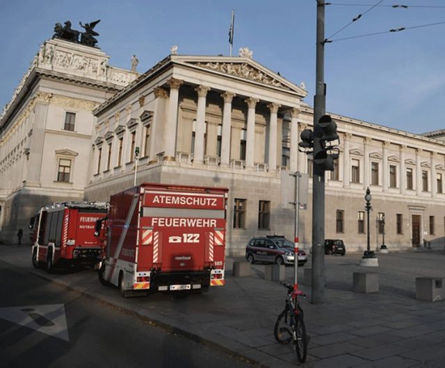 В Австрії горів парламент: моторошні фото - фото 115852