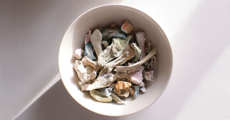 Чоловік створює посуд із людських кісток: моторошне відео