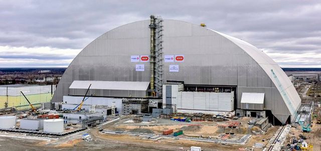 Чорнобильську АЕС накрили новим саркофагом: ефектні фото - фото 122528