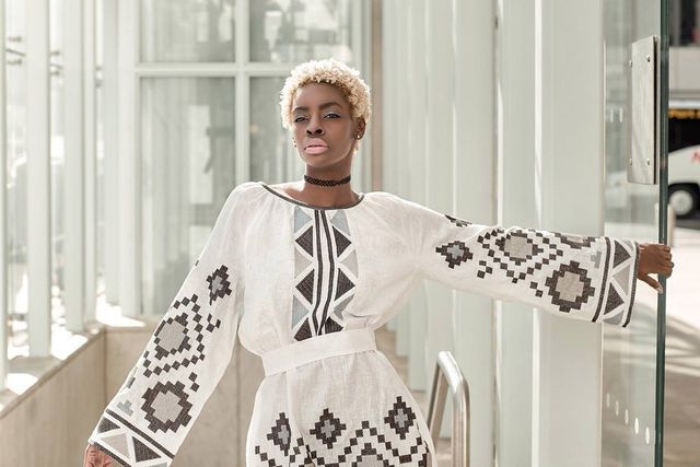 Відома афроамериканська модель покрасувалася в українських вишиванках - фото 119011
