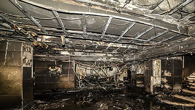 В Одесі підпалили торговий центр з людьми: моторошні фото