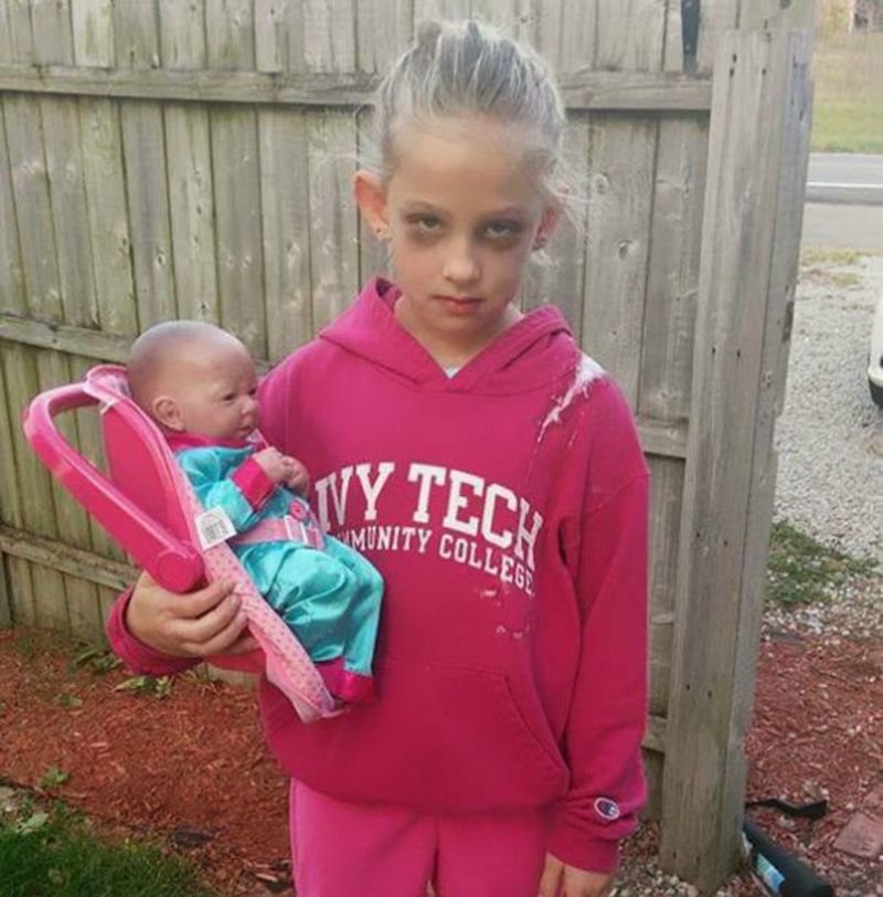 "Втомлена мама": костюм 7-річної дівчини підкорив соцмережі - фото 1