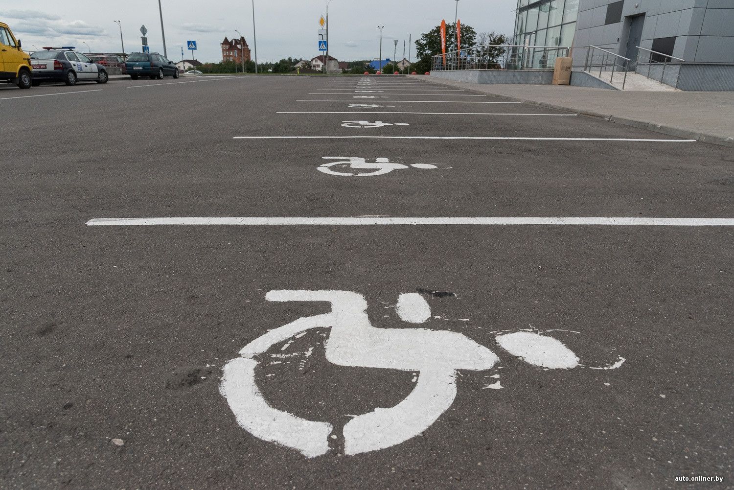 Українців штрафуватимуть за паркування на пільгових місцях