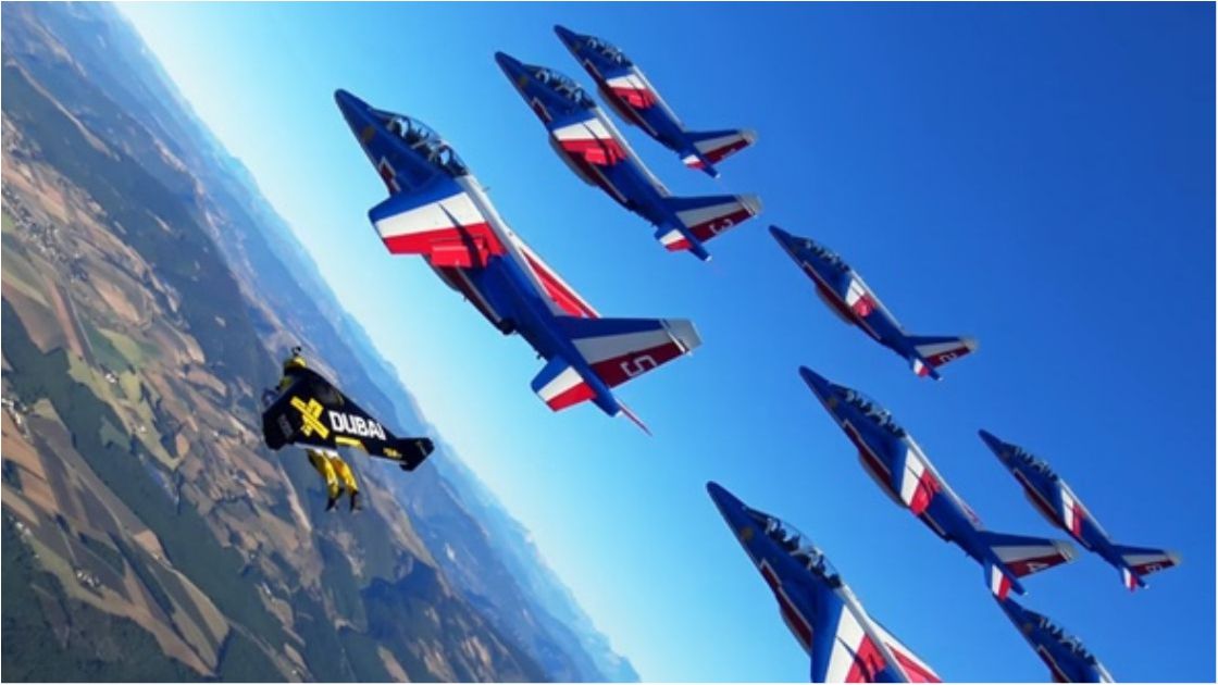 Екстремали в реактивних ранцях політали разом з літаками