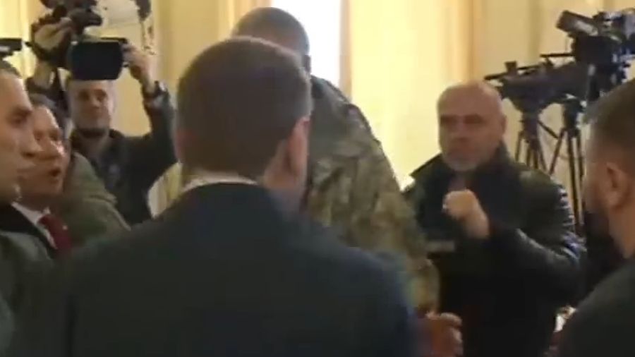 "Ти працюєш на Москву" – з'явилося відео нової бійки "радикалів" в Раді