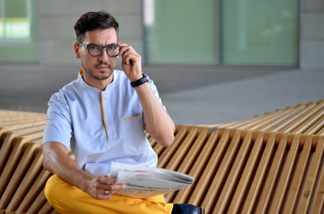 Польські лікарі переодягнуться в синьо-жовті халати - фото 116838