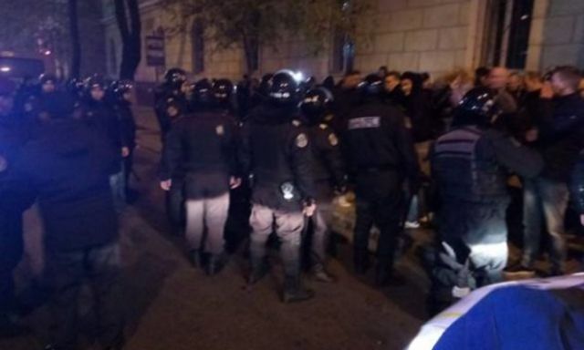 У центрі Одеси побилися футбольні фанати - фото 115738