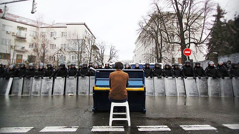 Активіст грає на фортепіано перед силовиками - фото 1