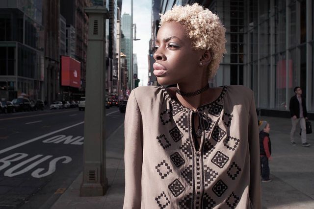 Відома афроамериканська модель покрасувалася в українських вишиванках - фото 119010