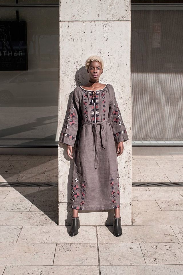 Відома афроамериканська модель покрасувалася в українських вишиванках - фото 119009