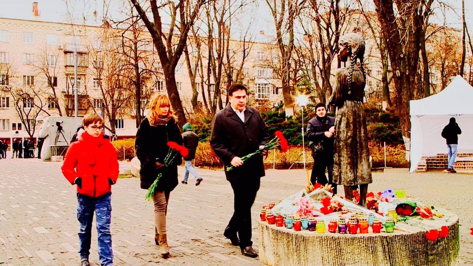 Саакашвілі разом з сім’єю вшанував пам’ять українців-жертв Голодомору