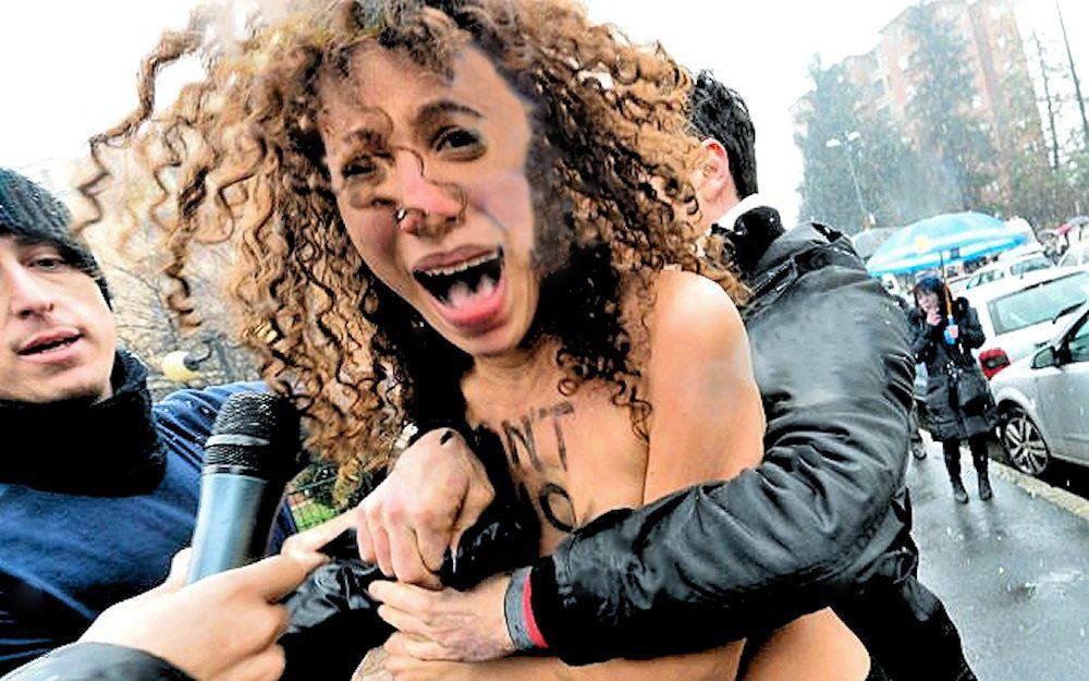 Голі активістки Femen виступили проти Трампа на виборчій дільниці в США