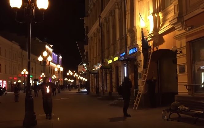 Опубліковано відео, як спалили прапор України в Москві