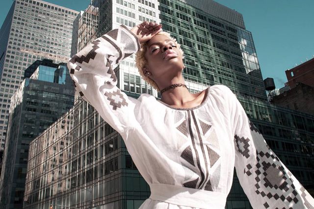 Відома афроамериканська модель покрасувалася в українських вишиванках - фото 119006