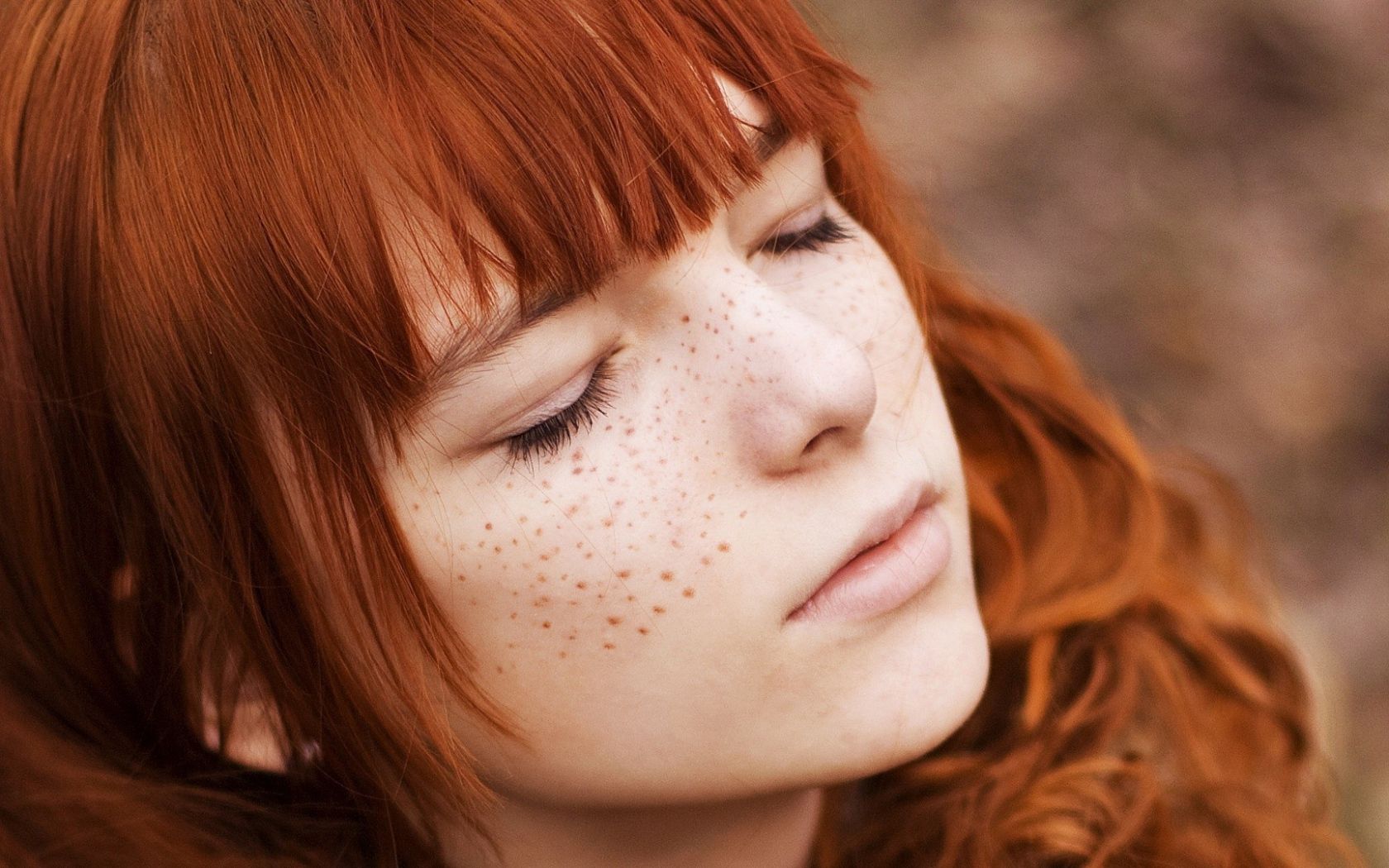 Названо колір волосся жінок, який відштовхує чоловіків