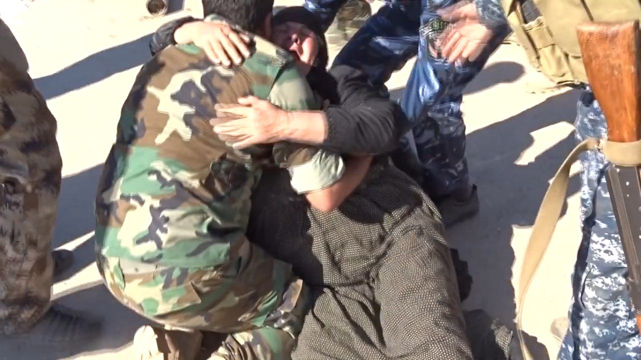 Журналіст показав емоційне відео з жінкою, яка втекла від терористів "ІД"