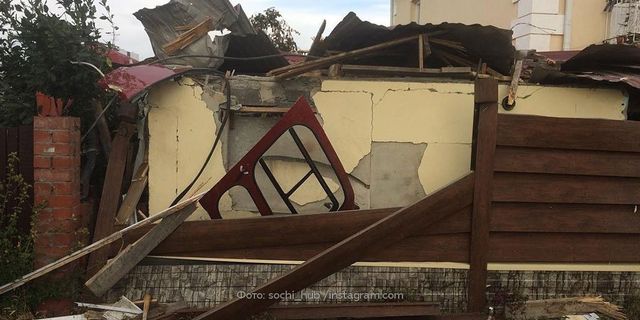 У Росії на житловий будинок упав вертоліт: є жертви - фото 115004