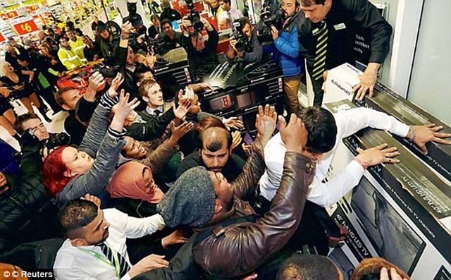 Як світ збожеволів у чорну п’ятницю: фото та відео - фото 121622