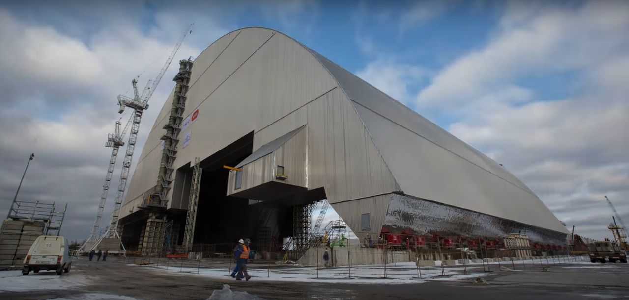 З'явилося відео, як 4-ий енергоблок Чорнобильської АЕС вкривають саркофагом