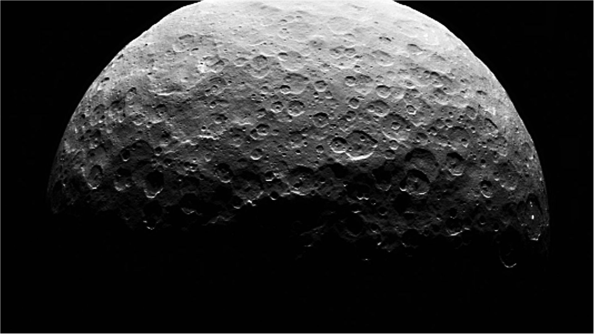 Науковці показали загадковий блискучий кратер