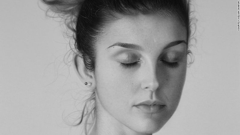 Художник малює портрети, які не відрізниш від фотографій