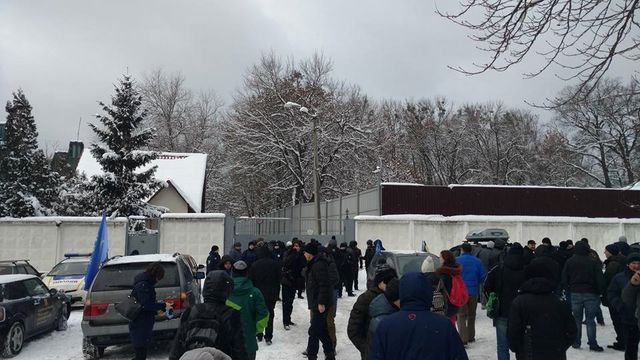 Автомайдан пікетує дім Авакова: з'явилися фото
 - фото 123799