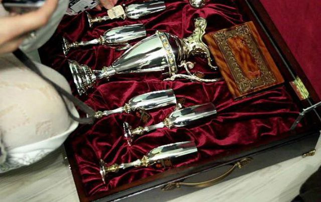 У Києві виявили квартиру Азарова зі скарбами - фото 1