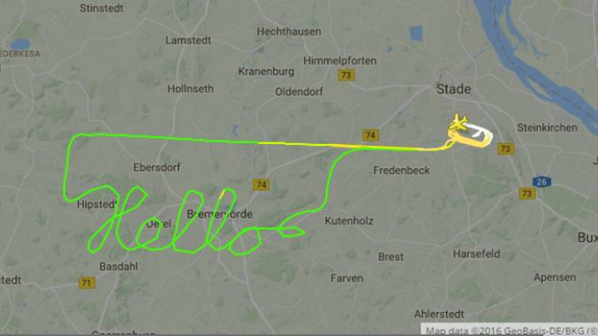 Літак написав "Hello" у небі над Німеччиною - фото 1