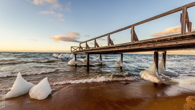 Як замерзає найглибше озеро у світі: дивовижні фото - фото 129744