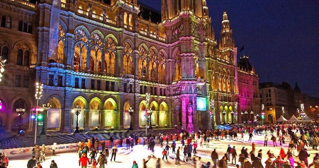 Як виглядають різдвяні ковзанки світу: ефектні фото - фото 130239