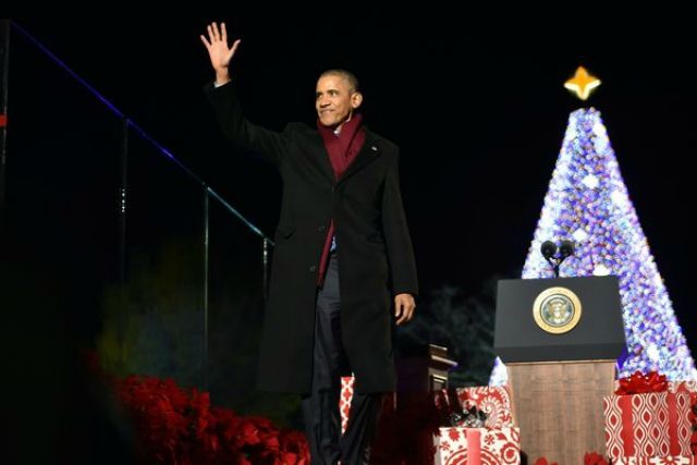 Обама заспівав Jingle bells на останній церемонії свого президентства

 - фото 123312
