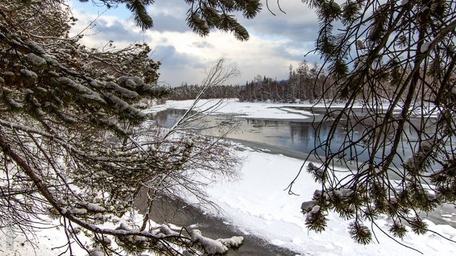 Як замерзає найглибше озеро у світі: дивовижні фото - фото 129725