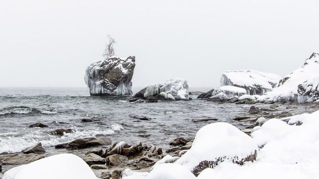 Як замерзає найглибше озеро у світі: дивовижні фото - фото 129730