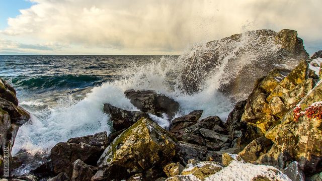 Як замерзає найглибше озеро у світі: дивовижні фото - фото 129728