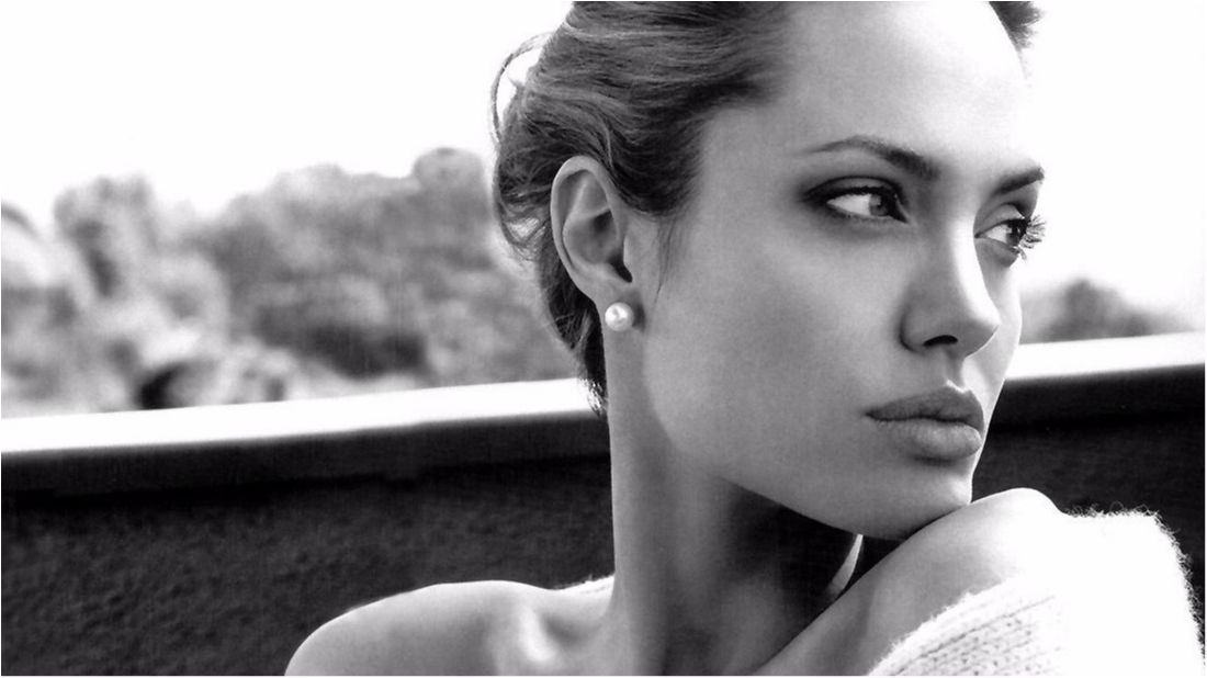 Українська співачка стала схожою на Джолі