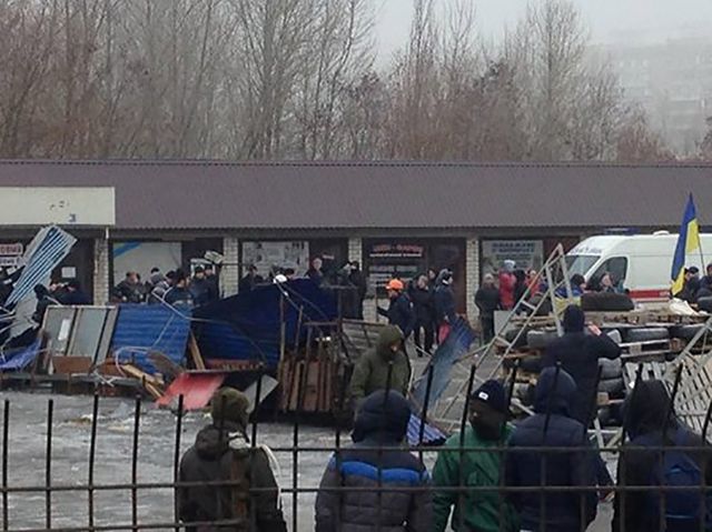 У Києві масові сутички на ринку: з’явилися фото і відео - фото 129121