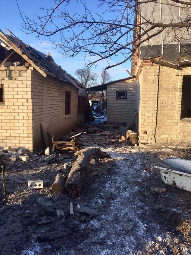 Бойовики обстріляли Водяне: моторошні фото - фото 127604