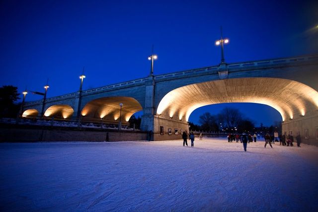 Як виглядають різдвяні ковзанки світу: ефектні фото - фото 130242