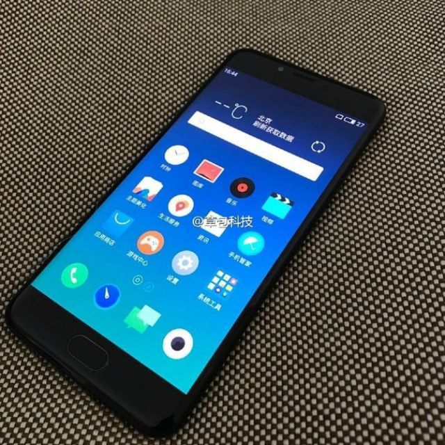 З'явилися фото нового смартфона Meizu із увігнутим дисплеєм
 - фото 124078