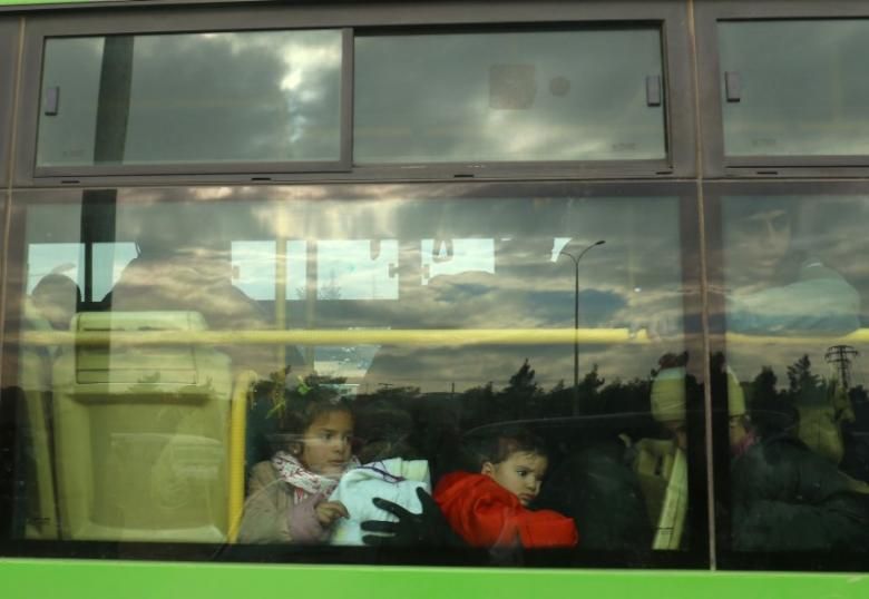 На виїзді з Алеппо зупинили 60 автобусів з людьми - фото 1