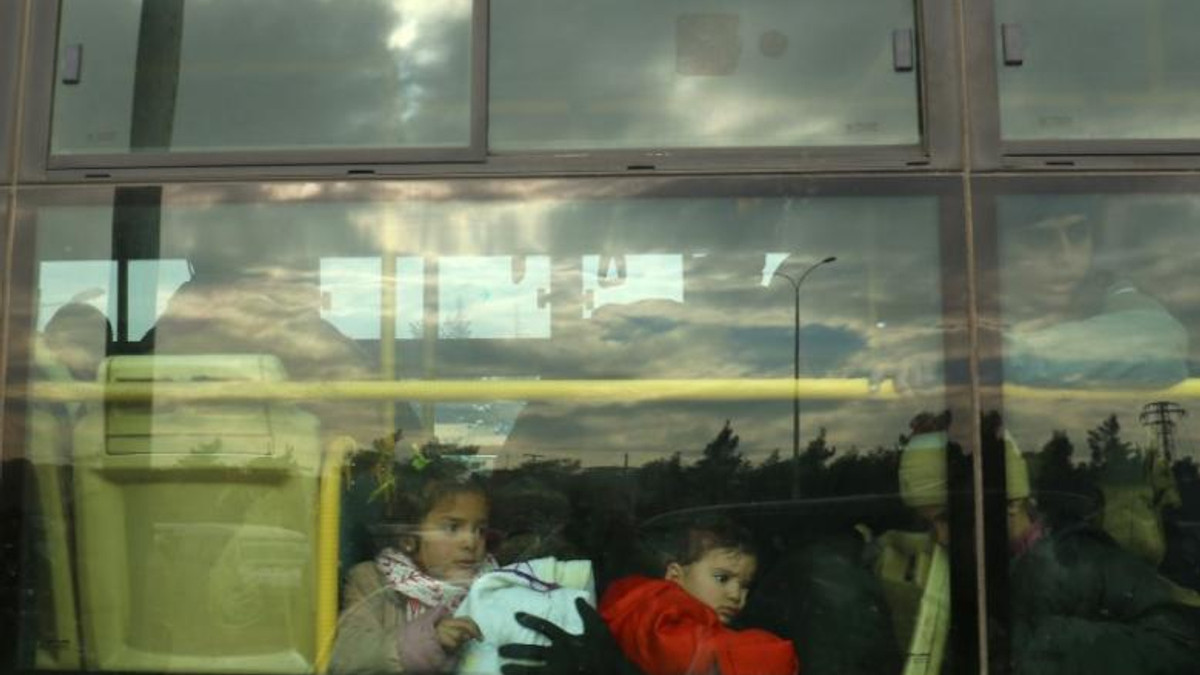 На виїзді з Алеппо зупинили 60 автобусів з людьми - фото 1