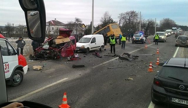 Маршрутка потрапила у смертельну ДТП під Львовом- фото 126621