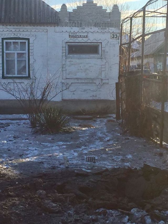 Бойовики обстріляли Водяне: моторошні фото - фото 127602