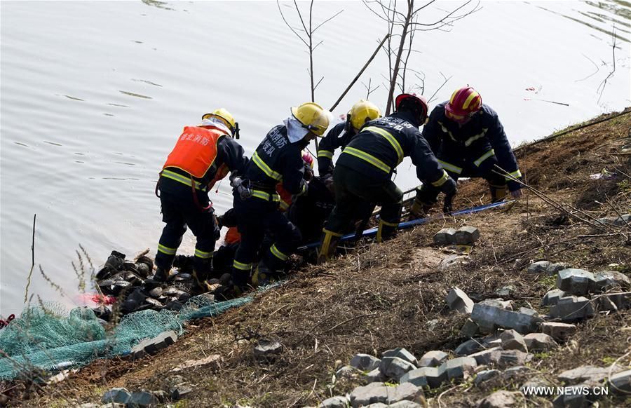 У Китаї автобус впав в озеро: є загиблі