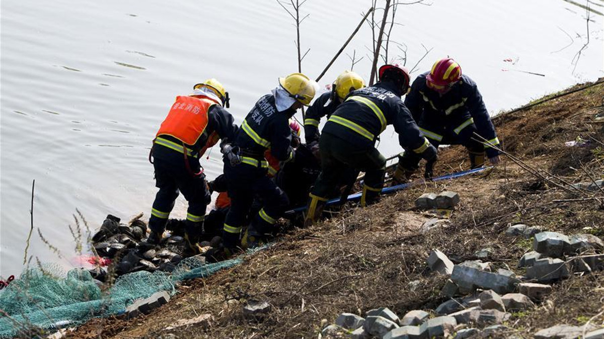 18 людей загинули в результаті падіння автобуса в озеро в Китаї - фото 1