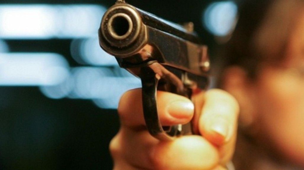 У Харкові на зупинці застрелили чоловіка