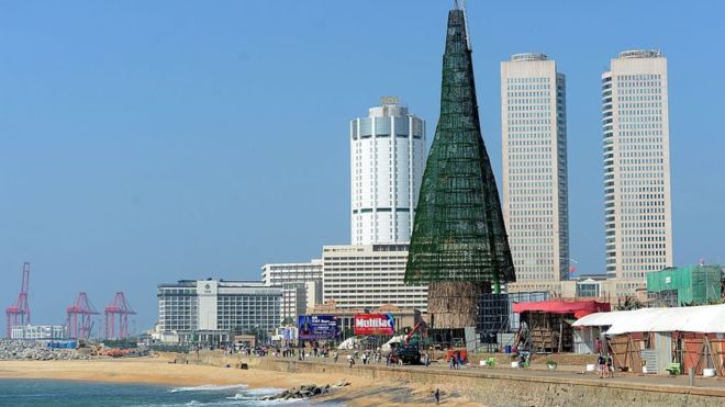 Найбільшу штучну ялинку в світі встановили на Шрі-Ланці